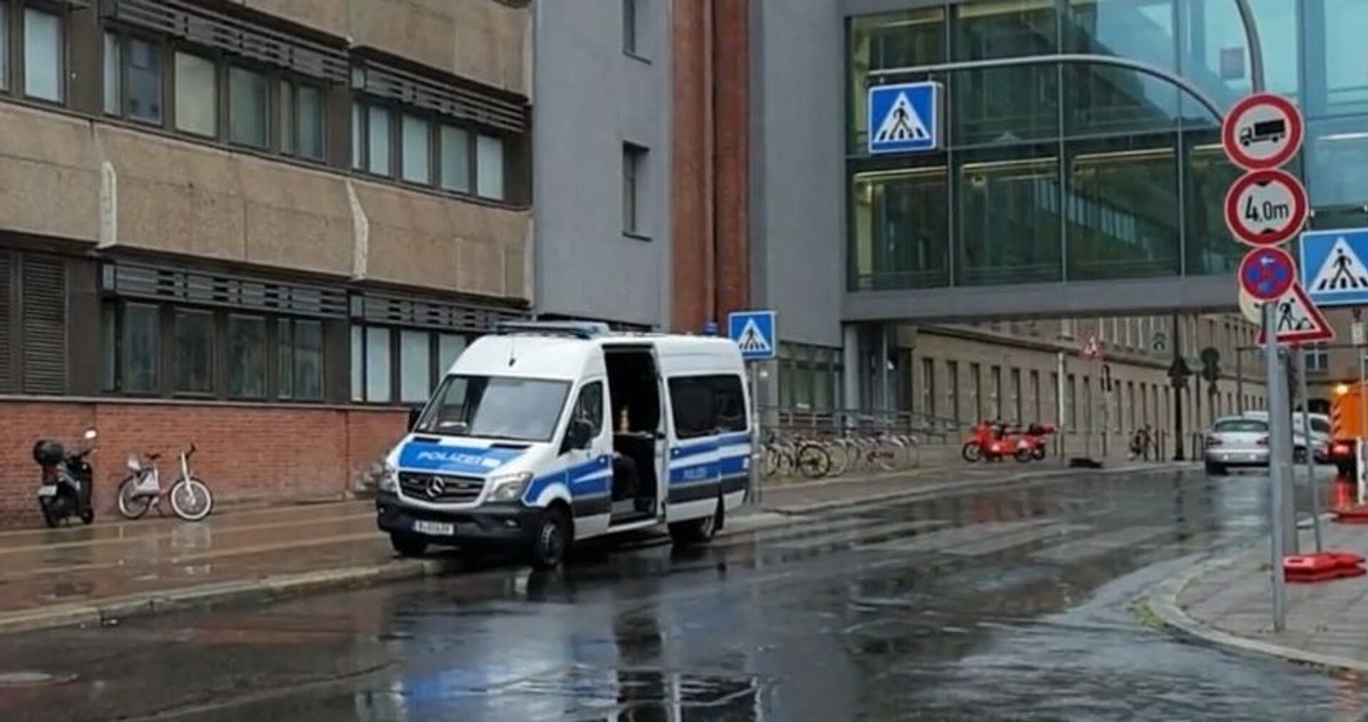 سيارة إسعاف تقف أمام مشفى شاريتي في برلين في ألمانيا، أغسطس 2020 - سبوتنيك عربي, 1920, 20.02.2021
