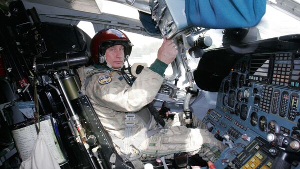 الرئيس فلاديمير بوتين داخل قاذفة الصواريخ تو-160 الأسرع من الصوت،والتي طار بها إلى منطقة تدريب الطيران الاستراتيجي بعيد المدى والأسطول الشمالي، 15 أغسطس 2005 - سبوتنيك عربي