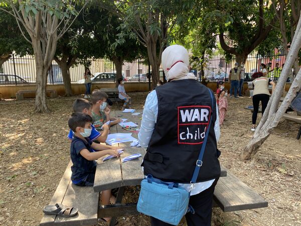 موظفة منظمة أطفال الحرب (War Child) تتحدث مع الأطفال الذين تعرضوا لصدمة نفسية إثر انفجار مرفأ بيروت في حي جميزة، أحد أكثر الأحياء اكتظاظا في العاصمة، لبنان 4 سبتمبر 2020 - سبوتنيك عربي