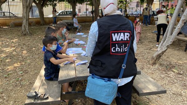 موظفة منظمة أطفال الحرب (War Child) تتحدث مع الأطفال الذين تعرضوا لصدمة نفسية إثر انفجار مرفأ بيروت في حي جميزة، أحد أكثر الأحياء اكتظاظا في العاصمة، لبنان 4 سبتمبر 2020 - سبوتنيك عربي