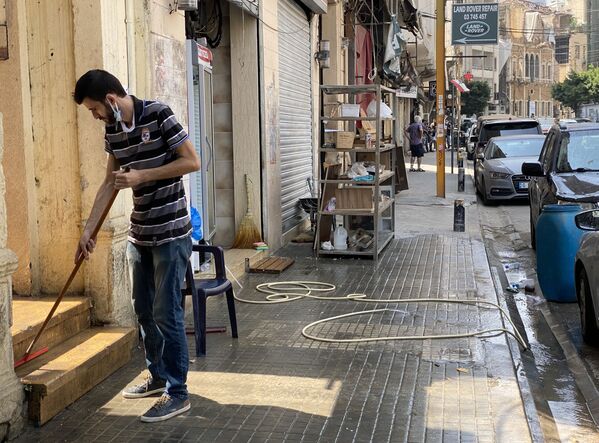 في إحدى شوارع حي جميزة، أحد أكثر الأحياء اكتظاظا في بيروت، لبنان 4 سبتمبر 2020 - سبوتنيك عربي