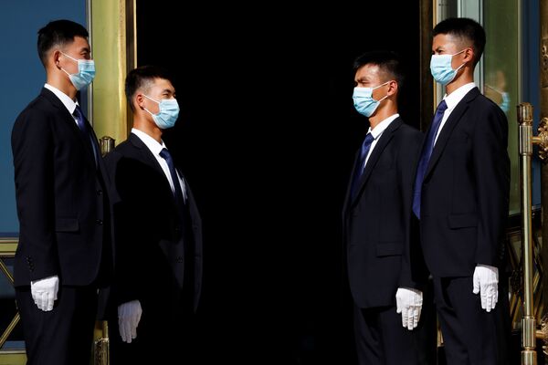  عناصر الأمن خلال مراسم تكريم الأطباء والمتطوعين الذين شاركوا في مكافحة تفشي فيروس كورونا (كوفيد-19)، في قاعة الشعب الكبرى في بكين، 8 سبتمبر 2020 - سبوتنيك عربي