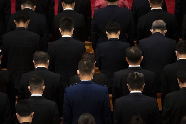 دقيقة صمت على أرواح الضحايا خلال مراسم تكريم الأطباء والمتطوعين الذين شاركوا في مكافحة تفشي فيروس كورونا (كوفيد-19)، في قاعة الشعب الكبرى في بكين، 8 سبتمبر 2020 - سبوتنيك عربي