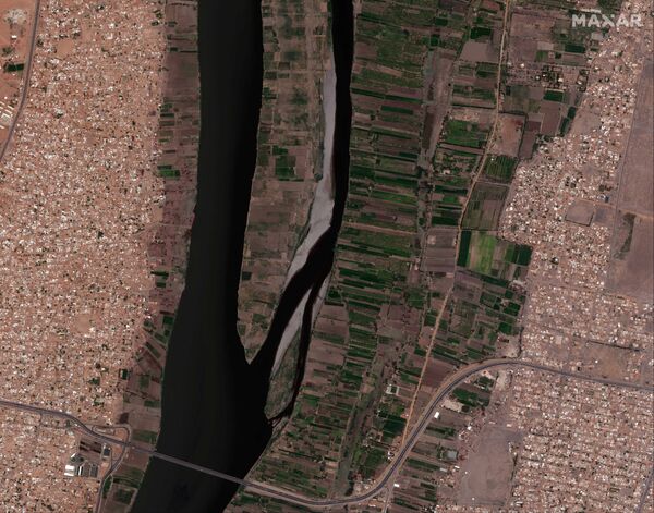 صورة من الأقمار الصناعية وفرتها شركة ماكسار تُظهر جسر الحلفاية والكدرو قبل الفيضانات الضخمة في الخرطوم، السودان  5 أبريل 2020 - سبوتنيك عربي