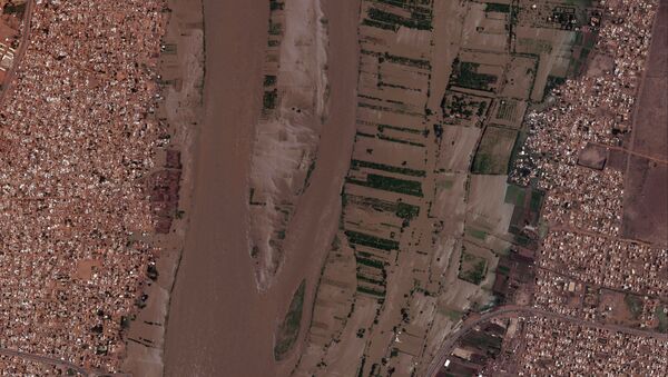 صورة من الأقمار الصناعية وفرتها شركة ماكسار تُظهر جسر الحلفاية والكدرو أثناء فيضانات ضخمة في الخرطوم، السودان  5 سبتمبر 2020 - سبوتنيك عربي