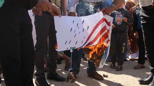 متظاهرون يحرقون الأعلام الأمريكية في ريف الحسكة، سوريا - سبوتنيك عربي