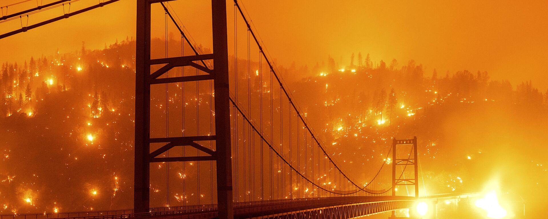 جسر بيدويل بار في مدينة أوروفيل على خلفية سماء برتقالية اللون بسبب حرائق الغابات الهائلة في ولاية كاليفورنيا، 9 سبتمبر 2020 - سبوتنيك عربي, 1920, 17.05.2023