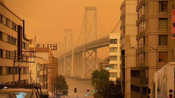 سماء مدينة سان فرانسيسكو برتقالية اللون بسبب حرائق الغابات الهائلة في ولاية كاليفورنيا، 9 سبتمبر 2020 - سبوتنيك عربي