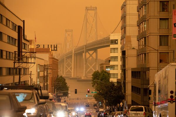 سماء مدينة سان فرانسيسكو برتقالية اللون بسبب حرائق الغابات الهائلة في ولاية كاليفورنيا، 9 سبتمبر 2020 - سبوتنيك عربي