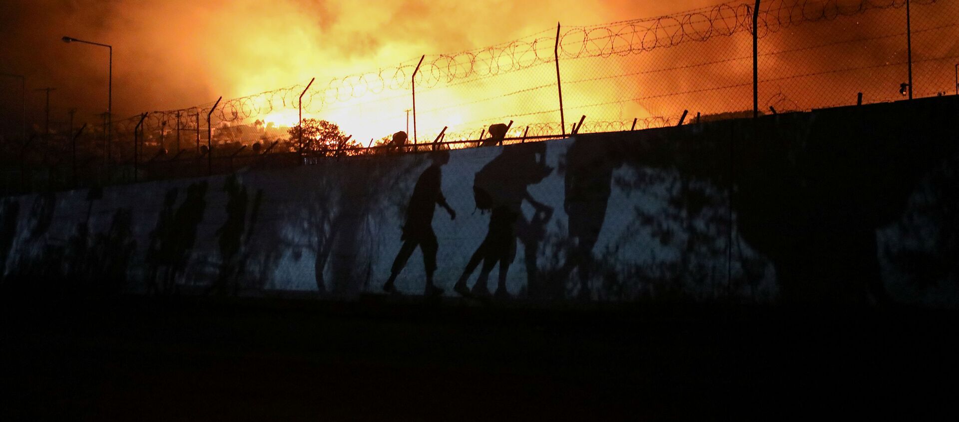 اندلاع حريق في مخيم موريا المكتظ باللاجئين في اليونان، 9 سبتمبر 2020 - سبوتنيك عربي, 1920, 17.12.2020
