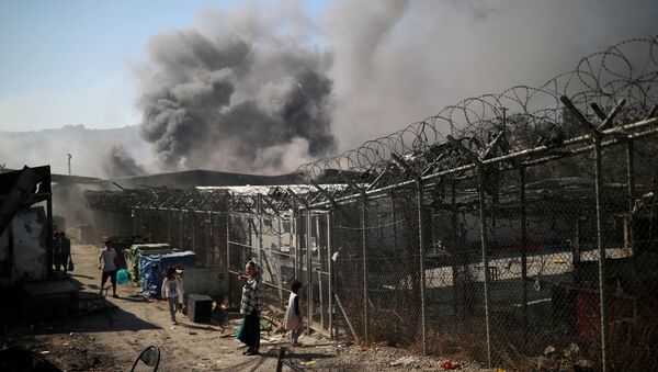اندلاع حريق في مخيم موريا المكتظ باللاجئين في اليونان، 9 سبتمبر 2020 - سبوتنيك عربي