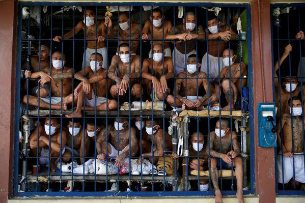 أعضاء عصابة داخل زنزانة في سجن كويزالتيبيكي (أحد السجون المكتظة جدا بالسجناء) خلال جولة إعلامية في كويزالتيبيك في السلفادور، 4 سبتمبر 2020 - سبوتنيك عربي