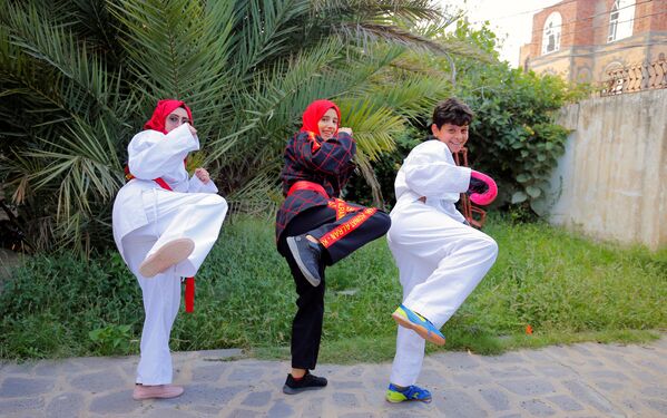 مدربة الفنون القتالية وبطلة الكيك بوكسينج اليمنية سهام عامر أثناء التدريبات في منزل إحدى المتدربات في صنعاء، اليمن 5 سبتمبر 2020 - سبوتنيك عربي