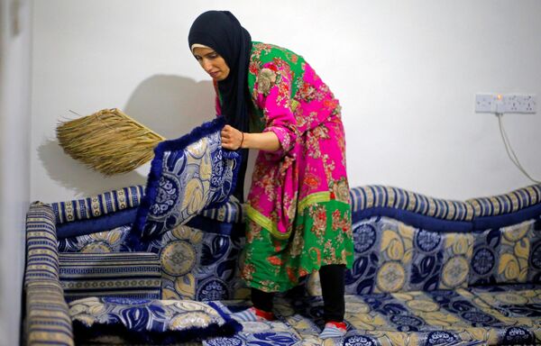 مدربة الفنون القتالية وبطلة الكيك بوكسينج اليمنية سهام عامر في منزلها في صنعاء، اليمن 8 سبتمبر 2020 - سبوتنيك عربي