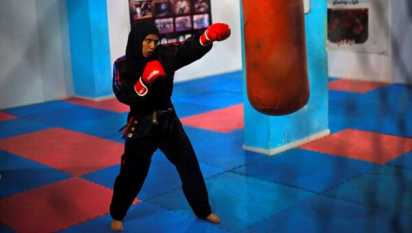 مدربة الفنون القتالية وبطلة الكيك بوكسينج اليمنية سهام عامر أثناء التدريبات في مركز التدريب في صنعاء، اليمن 1 سبتمبر 2020 - سبوتنيك عربي