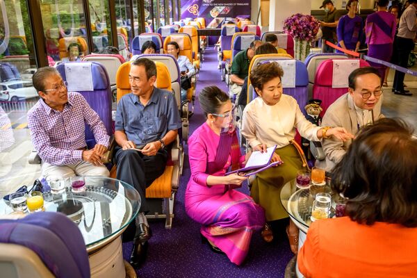 مضيفة طيران الخطوط الجوية التايلاندية أثناء خدمة زوار مطعم على متن طائرة في بانكوك، 10 سبتمبر 2020 - سبوتنيك عربي