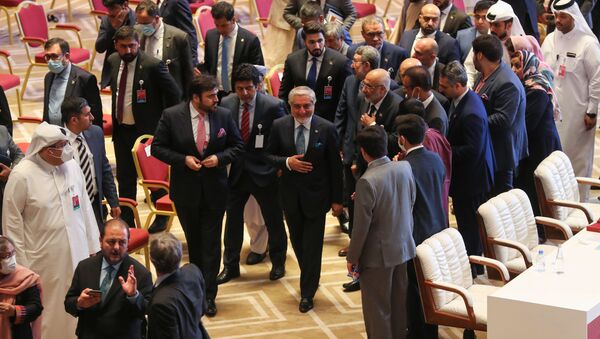 عبد الله عبد الله (وسط الصورة)، رئيس المجلس الأعلى للمصالحة الوطنية في أفغانستان خلال الجلسة الافتتاحية لمفاوضات السلام بين الحكومة الأفغانية وحركة طالبان، المنعقدة في الدوحة، قطر 12سبتمبر 2020 - سبوتنيك عربي