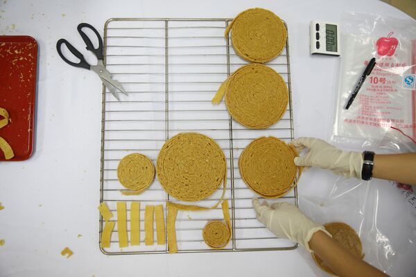 أخصائي التغذية يتفقد البروتين النباتي المنتج من الشركة Zhenmeat، خلال عرضها لوسائل الإعلام في مختبر في الأكاديمية الصينية للعلوم الزراعية في بكين، الصين، 5 سبتمبر / أيلول 2020 - سبوتنيك عربي