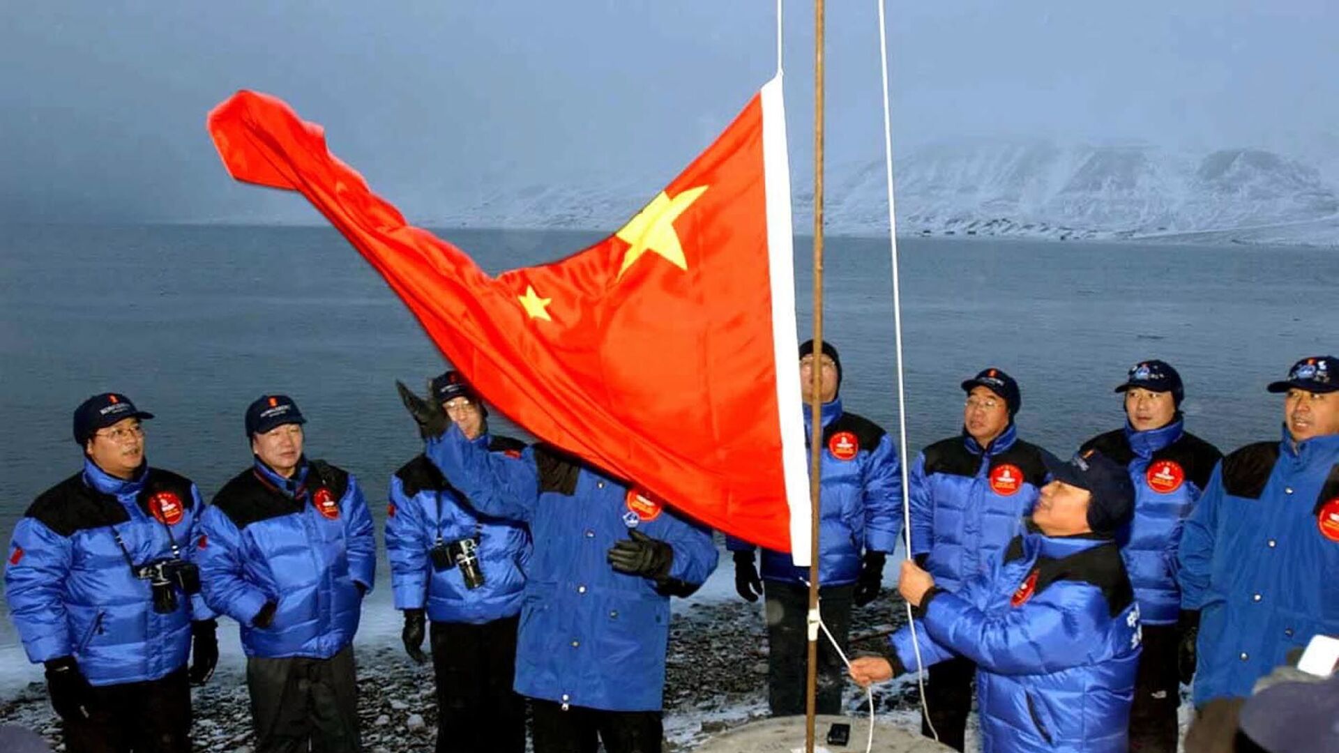 أعضاء بعثة صينية إلى القطب الشمالي يرفعون علم الصين في لونغييربين في جزيرة سبيتسبيرغن / سفالبارد، شمال النرويج، 31 أكتوبر 2001 - سبوتنيك عربي, 1920, 24.07.2021