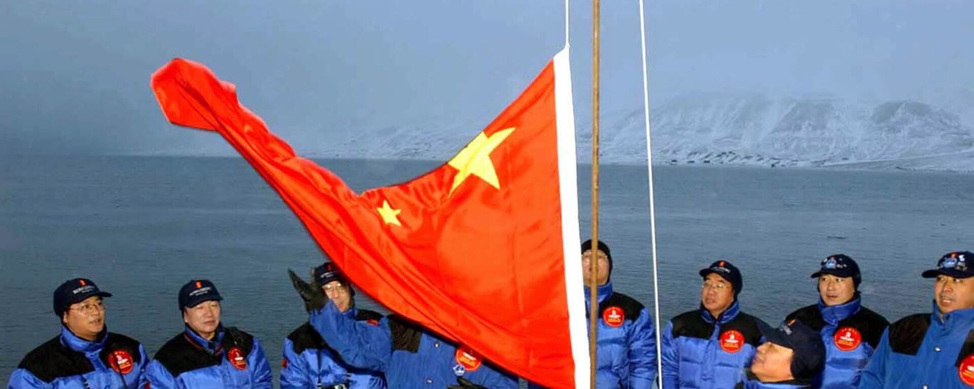 أعضاء بعثة صينية إلى القطب الشمالي يرفعون علم الصين في لونغييربين في جزيرة سبيتسبيرغن / سفالبارد، شمال النرويج، 31 أكتوبر 2001 - سبوتنيك عربي, 1920, 28.04.2022
