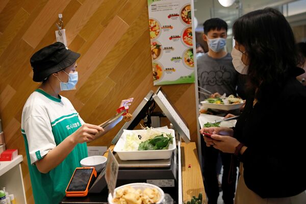 زبائن يختارون محتويات أطباقهم في مطعم شجرة الأمل (Hope Tree)، الذي يقدم اللحوم النباتية من شركة Zhenmeat في بكين، الصين، 4 سبتمبر / أيلول 2020 - سبوتنيك عربي