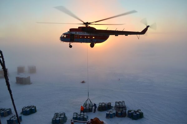 العلماء والباحثون الروس أثناء العمل على نشر محطة جديدة إس بي-40 في القطب الشمالي. - سبوتنيك عربي