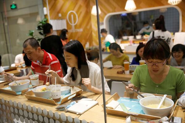 زبائن يتناولون منتجات شركة اللحوم النبانية Zhenmeat في مطعم شجرة الأمل (Hope Tree)، في بكين، الصين، 4 سبتمبر / أيلول 2020 - سبوتنيك عربي