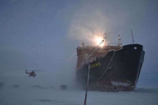 وصول مجموعة من العلماء الروس على متن كاسحة جليد إلى محطة إس بي-40 الجديدة في  القطب الشمالي. - سبوتنيك عربي