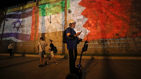 إضاءة أعلام دول التطبيع عقب توقيع اتفاق السلام بين إسرائيل والإمارات والبحرين في القدس ، 15 سبتمبر 2020 - سبوتنيك عربي