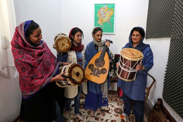 الفرقة الموسيقية النسائية دينغو في استوديو دينغو رووم في مدينة بندر عباس، إيران 30 أبريل 2020 - سبوتنيك عربي
