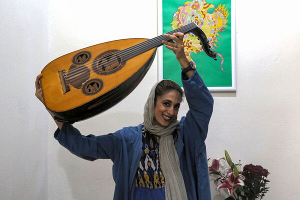 الفرقة الموسيقية النسائية دينغو في استوديو دينغو رووم في مدينة بندر عباس، إيران 30 أبريل 2020 - سبوتنيك عربي