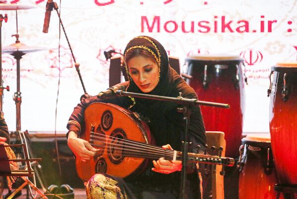 الفرقة الموسيقية النسائية دينغو في حفل موسيقى الخليج الفارسي في مدينة بندر عباس، إيران 29 أبريل 2020 - سبوتنيك عربي
