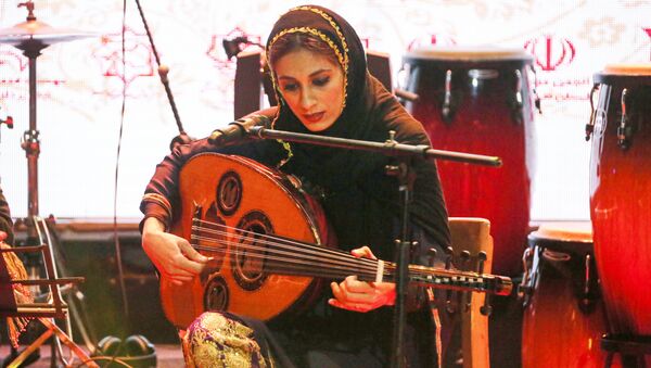 الفرقة الموسيقية النسائية دينغو في حفل موسيقى الخليج الفارسي في مدينة بندر عباس، إيران 29 أبريل 2020 - سبوتنيك عربي