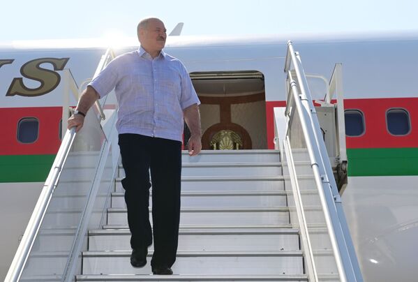 الرئيس البيلاروسي ألكسندر لوكاشينكو يصل مطار سوتشي، روسيا 14 سبتمبر  2020 - سبوتنيك عربي