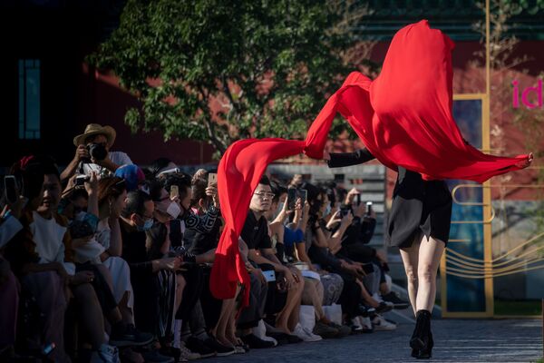 عارضة أزياء تقدم تصميم dol lady2020 في إطار أسبوع الموضة في بكين، الصين 16 سبتمبر 2020 - سبوتنيك عربي