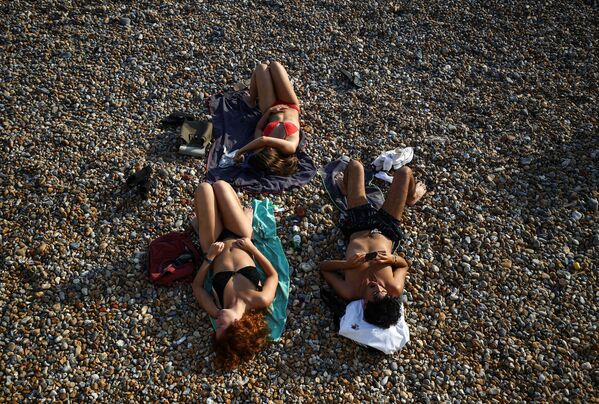 أشخاص يستمتعون بالطقس المشمس على شاطئ برايتون في برايتون، بريطانيا 15 سبتمبر 2020 - سبوتنيك عربي