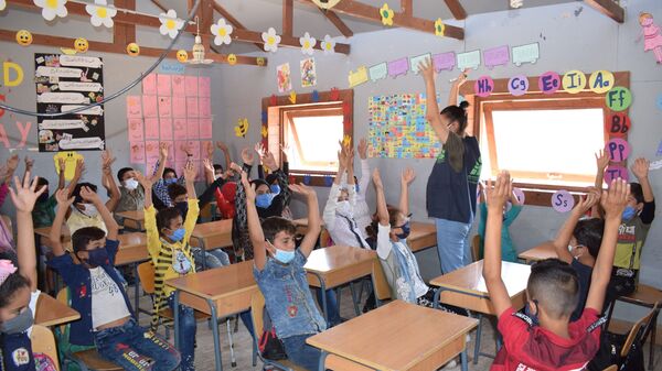 دورات تعليمية لأطفال اللاجئين السوريين في مركز الحماية من أسوأ أشكال عمل الأطفال في سعدنايل، في البقاع الأوسط، لبنان - سبوتنيك عربي