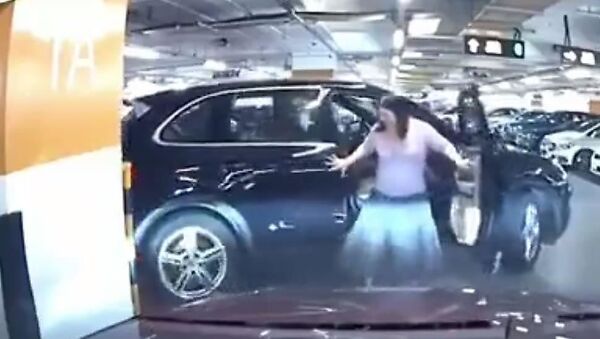 شابة تخلع باب سيارتها أثناء محاولتها الهرب من حادث وقعت به - سبوتنيك عربي