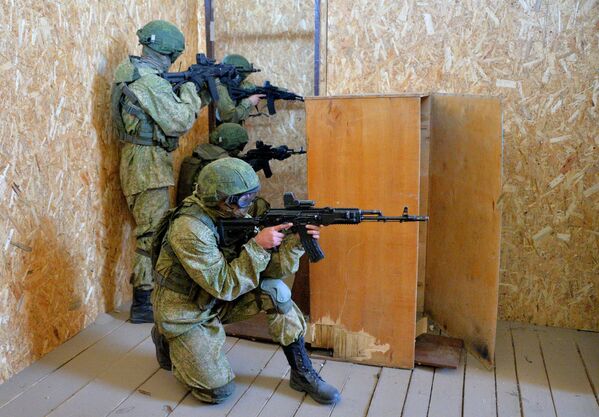 مناورات الأخوة السلافية بمشاركة قوات فيلق بسكوف الروسية ووحدات العمليات الخاصة للجيش البيلاروسي في حقل بريتسكي، 21 سبتمبر 2020 - سبوتنيك عربي