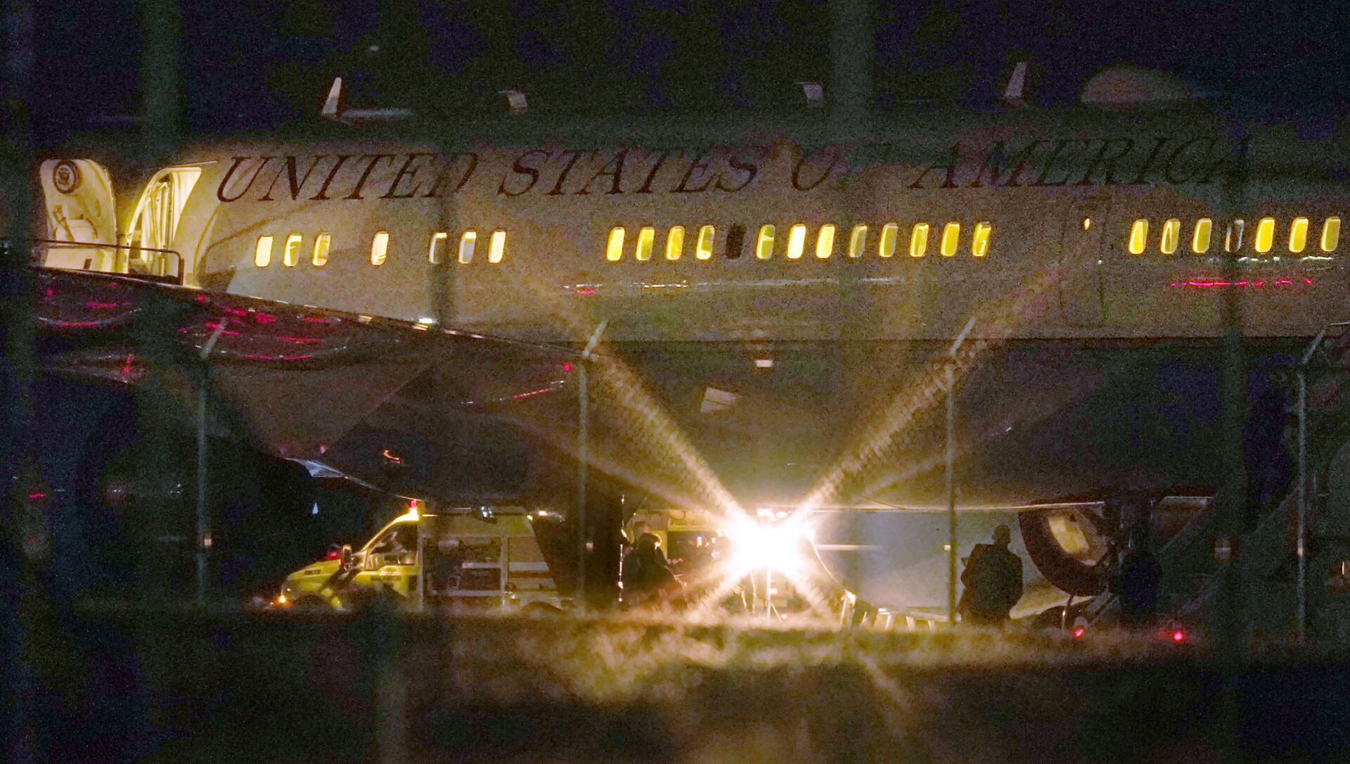 أشخاص يتفقدون طائرة نائب الرئيس مايك بنس، الثلاثاء 22 سبتمبر أيلول 2020 بعد عودتها إلى مطار مانشستر إثر اصطدامها بطائر - سبوتنيك عربي, 1920, 19.10.2021