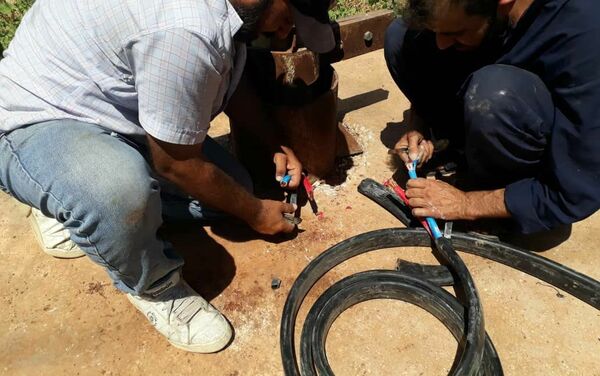 درويات من الشرطة العسكرية الروسية ترافق مهندسي وفنيي المؤسسة العامة لمياه الشرب الحكومية في الحسكة، سوريا - سبوتنيك عربي