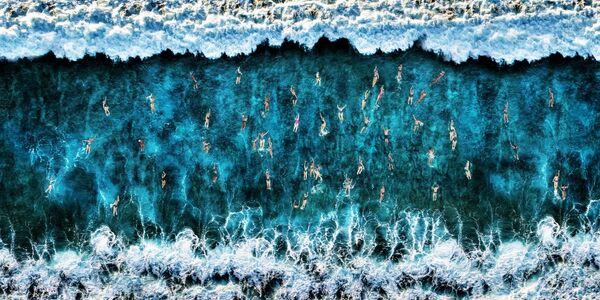 صورة بعنوان على البحر، للمصور روبرتو كورينالديسي، الفائزة في فئة الرياضة من مسابقة جوائز التصوير بواسطة الدرون لعام 2020 - سبوتنيك عربي