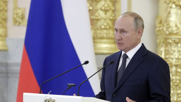 الرئيس الروسي، فلاديمير بوتين خلال لقائه بأعضاء مجلس الشيوخ، موسكو 23 سبتمبر 2020 - سبوتنيك عربي