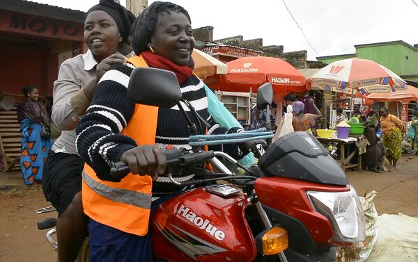 سائقة الدراجة النارية إميلدا مامبو، الكونغو 31 أغسطس 2020 - سبوتنيك عربي