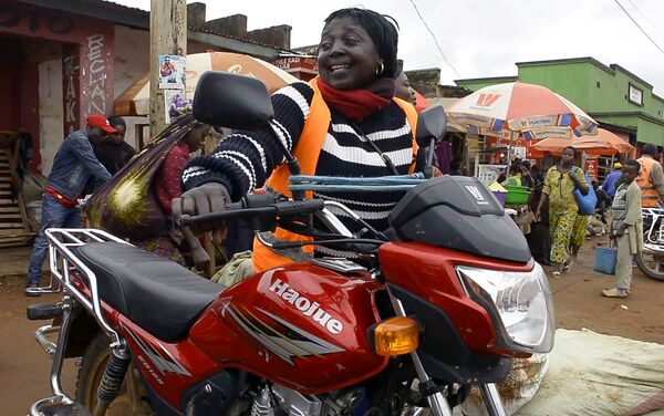 سائقة الدراجة النارية إميلدا مامبو، الكونغو 31 أغسطس 2020 - سبوتنيك عربي