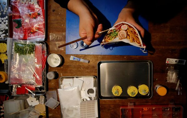 المصمم اليابني تاكاهيرو شيباتا يقدم كمامة على شكل طبق حساء رامين الياباني، يوكوهاما، اليابان 24 سبتمبر 2020 - سبوتنيك عربي