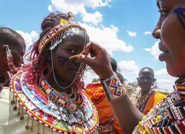 نساء قبيلة ماساي خلال احتفالات أولنغيشير (Olng'esherr) عند تلال ماباراشا، بالقرب من كاجيادو في كينيا، 23 سبتمبر  2020 - سبوتنيك عربي
