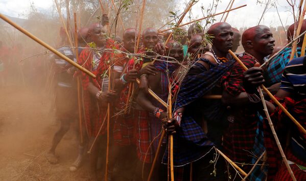 رجال قبيلة ماساي خلال السير على درب أكل اللحوم، ليلتحم هناك دربين: درب الكبار إلبامو (Ilpaamu) والشباب إلايتي (Ilaitete)، أثناء احتفالات أولنغيشير (Olng'esherr) عند تلال ماباراشا، بالقرب من كاجيادو في كينيا، 23 سبتمبر 2020 - سبوتنيك عربي