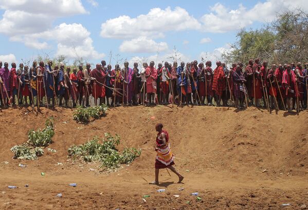 أفراد قبيلة ماساي خلال احتفالات أولنغيشير (Olng'esherr) عند تلال ماباراشا، بالقرب من كاجيادو في كينيا، 23 سبتمبر  2020 - سبوتنيك عربي