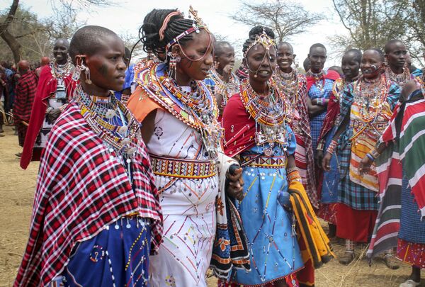 نساء قبيلة ماساي تستعد لحضور احتفالات أولنغيشير (Olng'esherr) عند تلال ماباراشا، بالقرب من كاجيادو في كينيا، 23 سبتمبر  2020 - سبوتنيك عربي